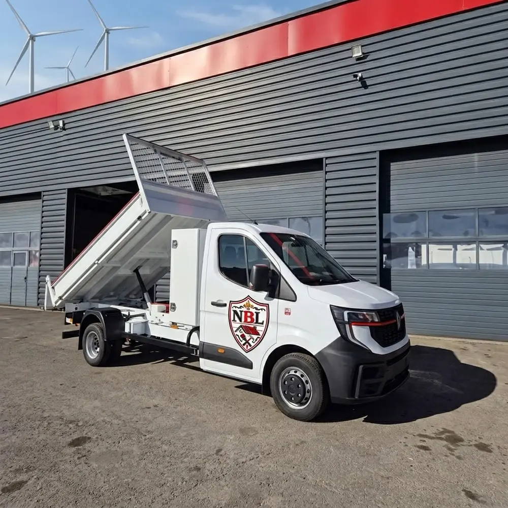 Le camion benne NBL. Pour livrer les matériaux et évacuer les gravats.